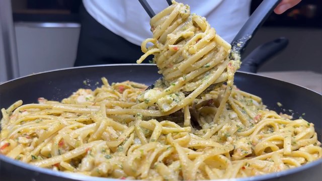 Linguine in crema di zucchine e merluzzo è un primo piatto molto gustoso e ricco di sapori.