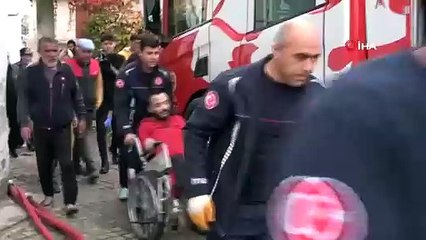 Alev alev yanan evdeki engelli genci ölümden babası kurtardı