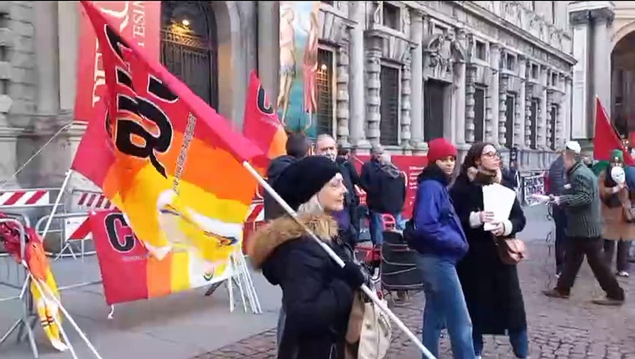 Prima della Scala, il presidio organizzato dal Cub davanti al teatro