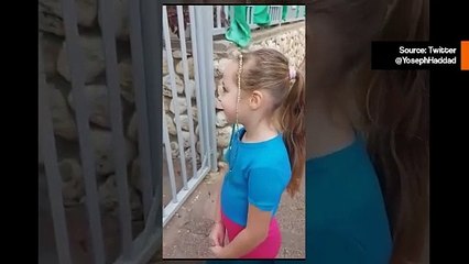 Koskettava video: Hamasin vapauttama tyttö ympäröidään ystävien toimesta palatessaan kouluun