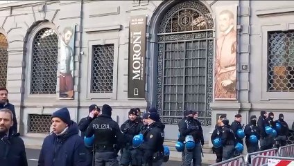 Download Video: Milano, Prima della Scala: lo schieramento delle forze dell'ordine fuori dal teatro