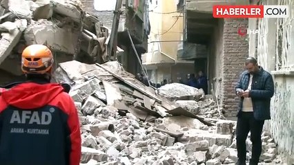 Diyarbakır'da depremde hasar gören bina çöktü