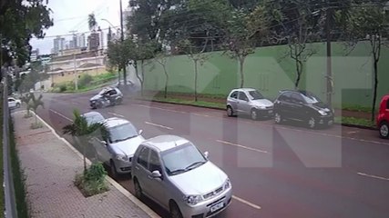 Vídeo mostra forte colisão entre veículos no Bairro Neva, em Cascavel