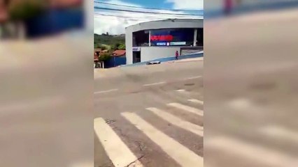 Vídeo: Caixão com corpo cai de carro funerário em Ibirité, na Grande BH