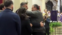Funerali di Giulia: il video dell'abbraccio fra i pap? Cecchettin e Gualzetti