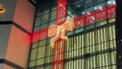 Hediye paketi tasarımı diye 'haç' diktiler! Tepki yağdı..