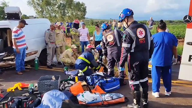 Duas vítimas são desencarceradas de veículos após colisão entre Mariluz e Umuarama