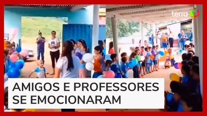 Garotinho é recebido com homenagem emocionante em escola após vencer o câncer