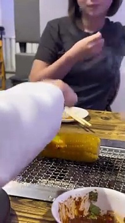 cewek cantik makan jagung panas