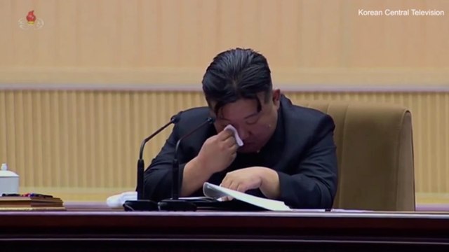 Kadınlara 'daha fazla çocuk' çağrısı yapan Kuzey Kore lideri göz yaşlarını tutamadı