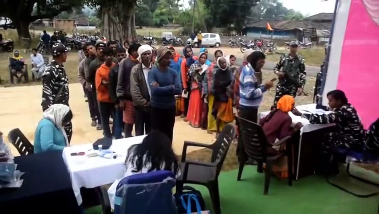 नि:शुल्क चिकित्सा शिविर में स्वास्थ्य परीक्षण किया, गर्म कपड़े भी बांटे