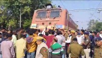 गोगामेड़ी समर्थकों ने भीलवाड़ा में रोकी 20 मिनट तक ट्रेन, समझाईश के बाद किया रवाना