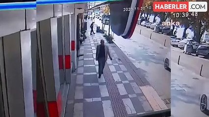 Şanlıurfa'da Kamyonun Çarptığı Tabela Vatandaşın Üstüne Düştü