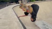 Skateboard, Anne mit einem Handplant im Pool