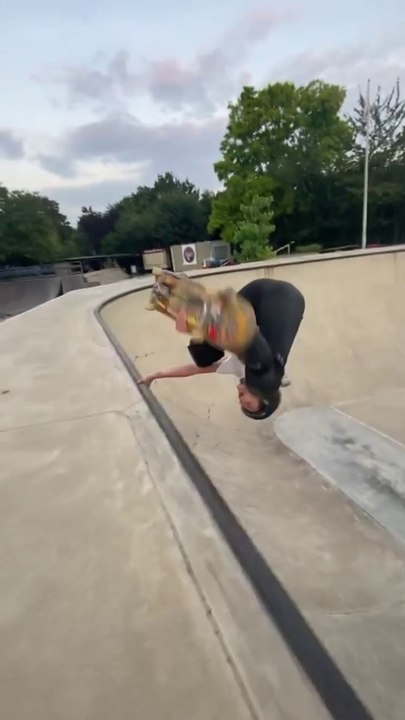 Skateboard, Anne mit einem Handplant im Pool