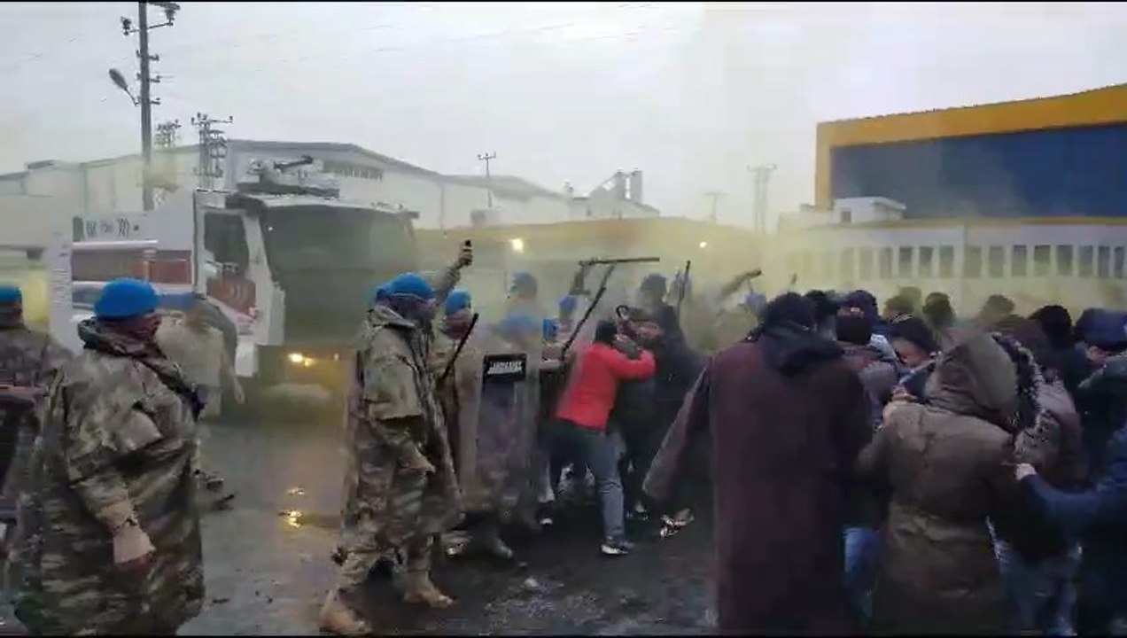 Direnişteki Özak Tekstil işçilerine jandarmadan biber gazlı müdahale