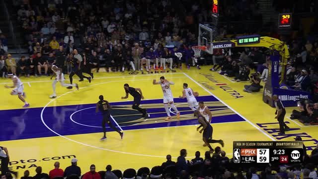 KD takes flight for huge slam