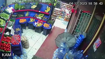 Kasklı saldırgan markette dehşet saçtı