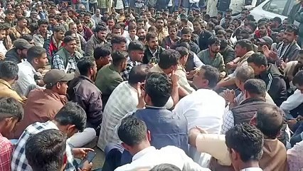 प्रतापगढ़ में बंद, गांधी चौराहे पर विधायक हेमंत मीणा के साथ दिया धरना