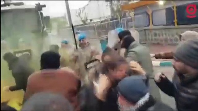 Şanlıurfa'da fabrika önünde haklarını talep eden Özak Tekstil işçilerine jandarma müdahale etti