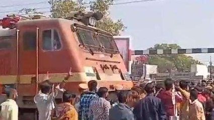 भीलवाड़ा: करणी सेना के अध्यक्ष की हत्या का विरोध, रोकी ट्रेन, देखें video