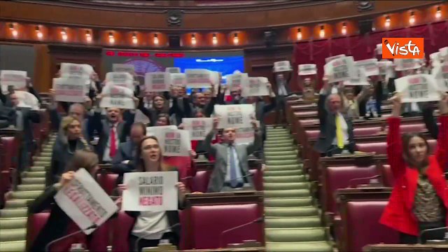 Salario minimo, ? bagarre in Aula. Opposizione grida vergogna e mostra cartelli: Non in mio nome