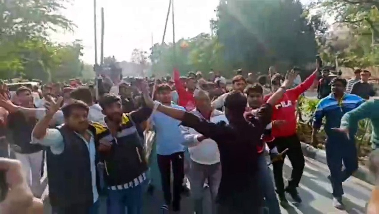 भाजपा कार्यालय के बाहर उत्पात, पुलिस ने टोका तो फाड़े बैनर-पोस्टर, बेरिकेड्स को गिराया