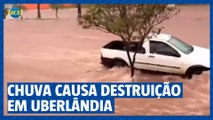 Chuva causa alagamentos, arrasta carros e destrói asfalto em Uberlândia