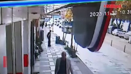 Şanlıurfa'da kamyonun çarptığı tabelanın altında kalan adam ölümden döndü