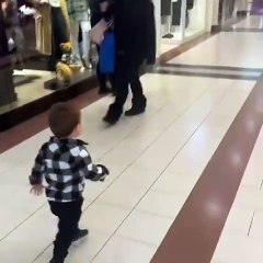La joie de ce petit garçon lorsqu’il aperçoit le Père Noël !