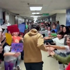 Avant son départ pour le marathon de New York, ce professeur a été encouragé par tous les élèves de l’école !