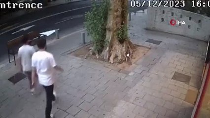 Tel Aviv'e roket düşme anı görüntülendi!