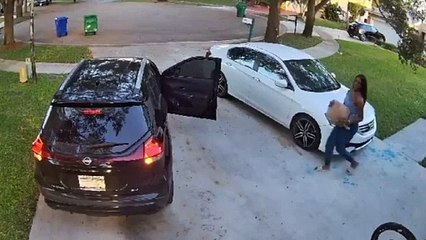 Policía divulga video de presunta ladrona de paquetes, mire cómo actuaba