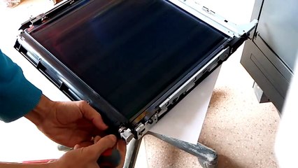 كيفية إزالة حزام نقل كونيكا مينولتا C454e و تنقيته من الحبر الزائد  لازالة الوسح من الورة عند الطبع