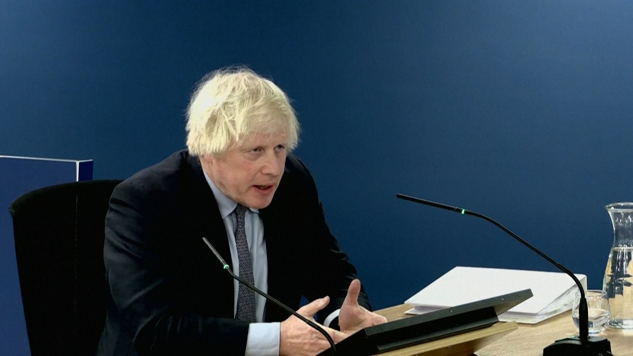 « Je suis désolé » : Boris Johnson auprès des familles de victimes du Covid-19