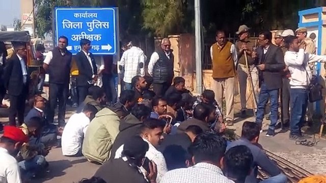 Demand to arrest all the accused who murdered Sukhdev Singh Gogamedi, demonstrated at SP office