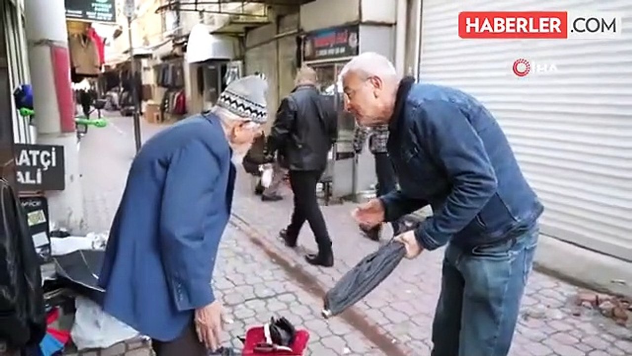Samsun'da 94 yaşındaki şemsiye tamircisi büyük ilgi görüyor