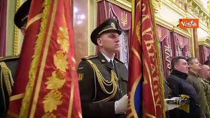 Video herunterladen: Zelensky premia soldati nel giorno delle forze armate ucraine