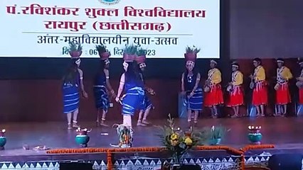 लोक नृत्य की छटा ​बिखेरी छात्रों ने