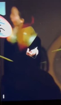 Le bus repart… alors qu’une adolescente est coincée entre les portes