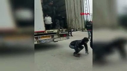 TIR'dan çıkan kaçak göçmenler halı sahayı doldurdu