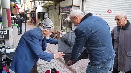 94 yaşındaki şemsiye tamircisinin başında kuyruk oluyorlar