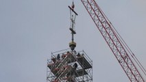 Paris : la croix de la cathédrale Notre-Dame posée au sommet de sa flèche