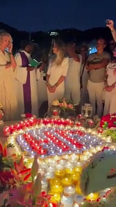 Laeticia Hallyday entourée des fans lors de la veillée pour les 6 ans de la mort de Johnny Hallyday au petit cimetière de Lorient à Saint-Barthélemy. ©JPM via Bestimage