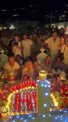 Laeticia Hallyday entourée des fans lors de la veillée pour les 6 ans de la mort de Johnny Hallyday au petit cimetière de Lorient à Saint-Barthélemy. ©JPM via Bestimage
