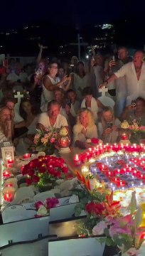 Laeticia Hallyday entourée des fans lors de la veillée pour les 6 ans de la mort de Johnny Hallyday au petit cimetière de Lorient à Saint-Barthélemy. ©JPM via Bestimage