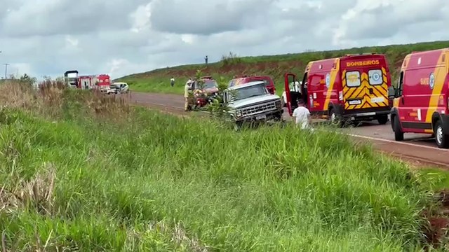 Colisão frontal seguida de capotamento deixa vítimas feridas na PR-486 em Cascavel