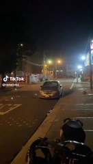 Joven capta 'auto rana' en plena vía pública