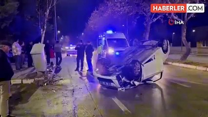 Isparta'da Otomobil Elektrik Panosuna Çarptı