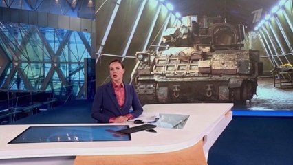 Un blindé de l'armée ukrainienne capturé par les Russes exhibé à la TV